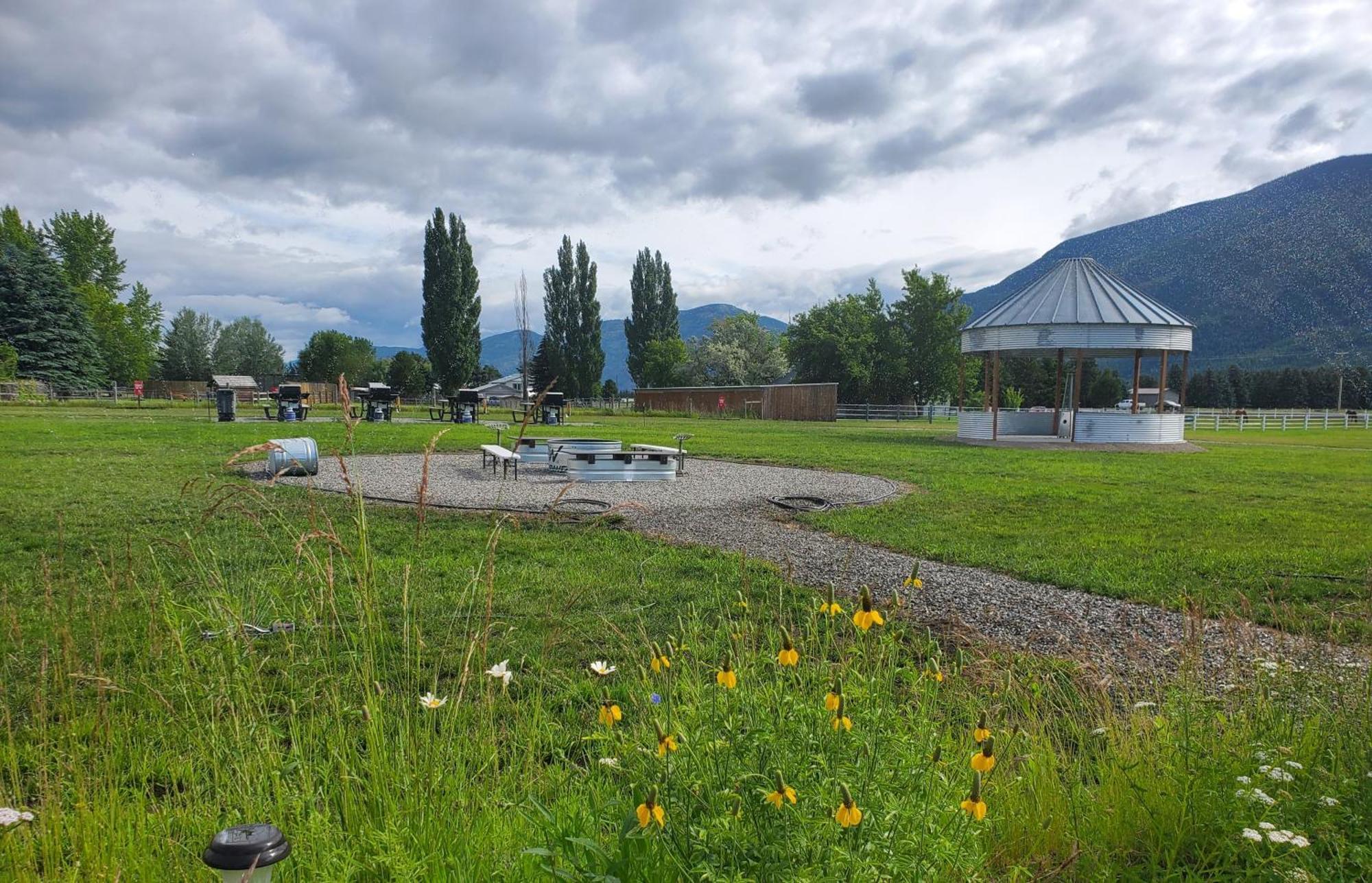 Glacier Acres Guest Ranch Columbia Falls Exterior foto